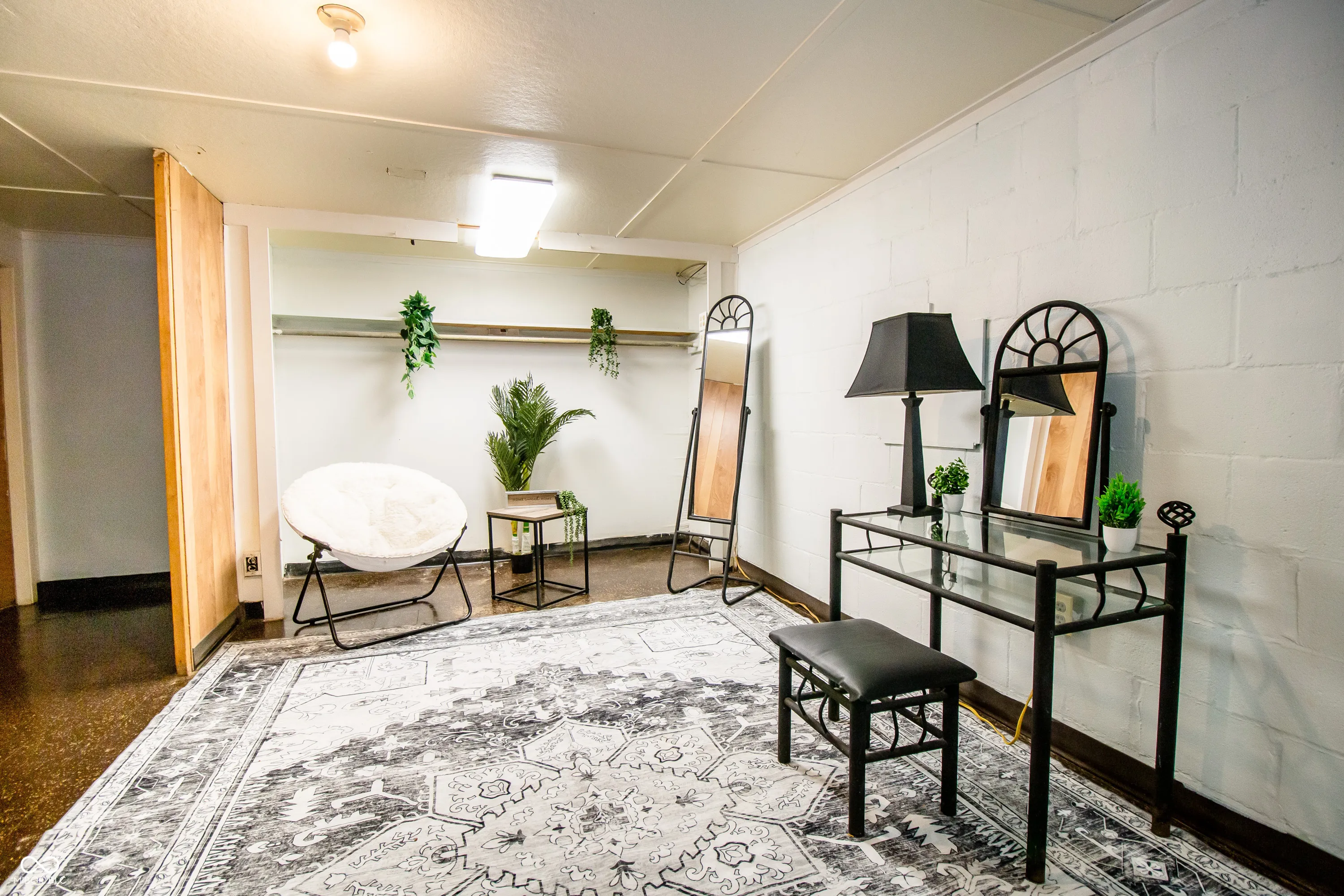 Columbus, Indiana 47201, United States, 2 Bedrooms Bedrooms, ,1 BathroomBathrooms,Residential,Pending,87761