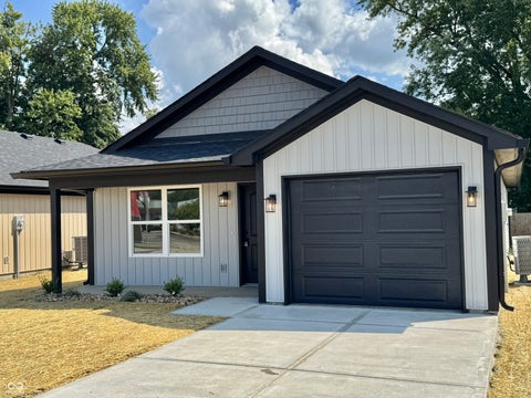 Photo of 1024 Avenue B Street, Greencastle, IN 46135 (MLS # 22104566)