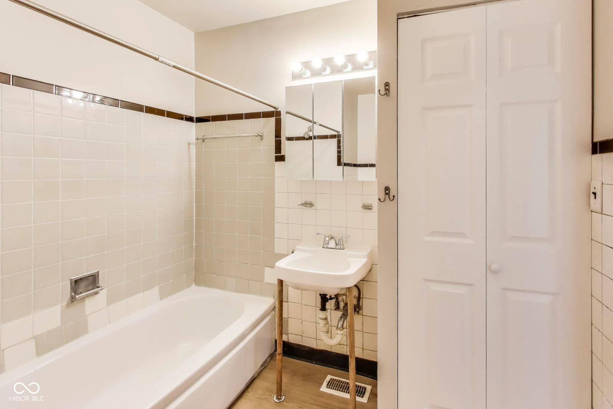 Indianapolis, Indiana 46219, United States, 4 Bedrooms Bedrooms, ,2 BathroomsBathrooms,Residential,Active,96879