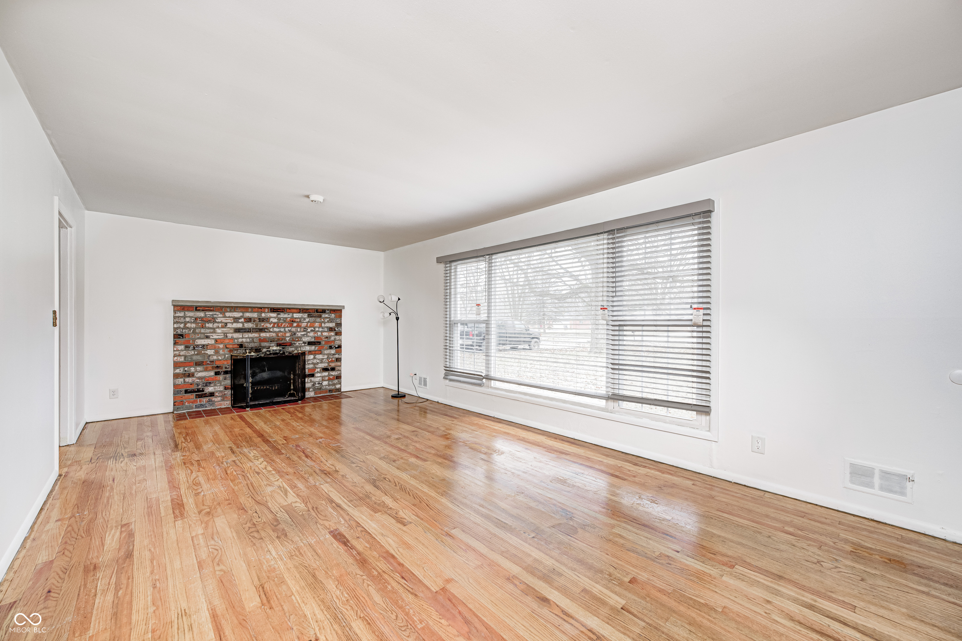 6131 Broadmoor Plaza