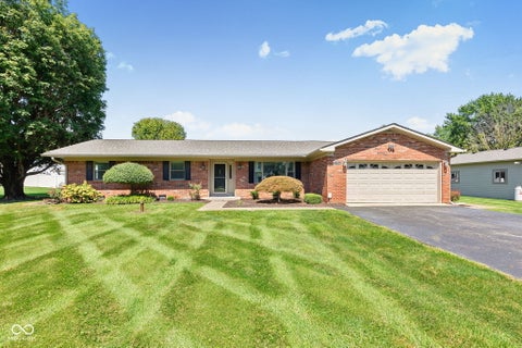 Photo of 2216 W 400 N, Greenfield, IN 46140 (MLS # 22122167)