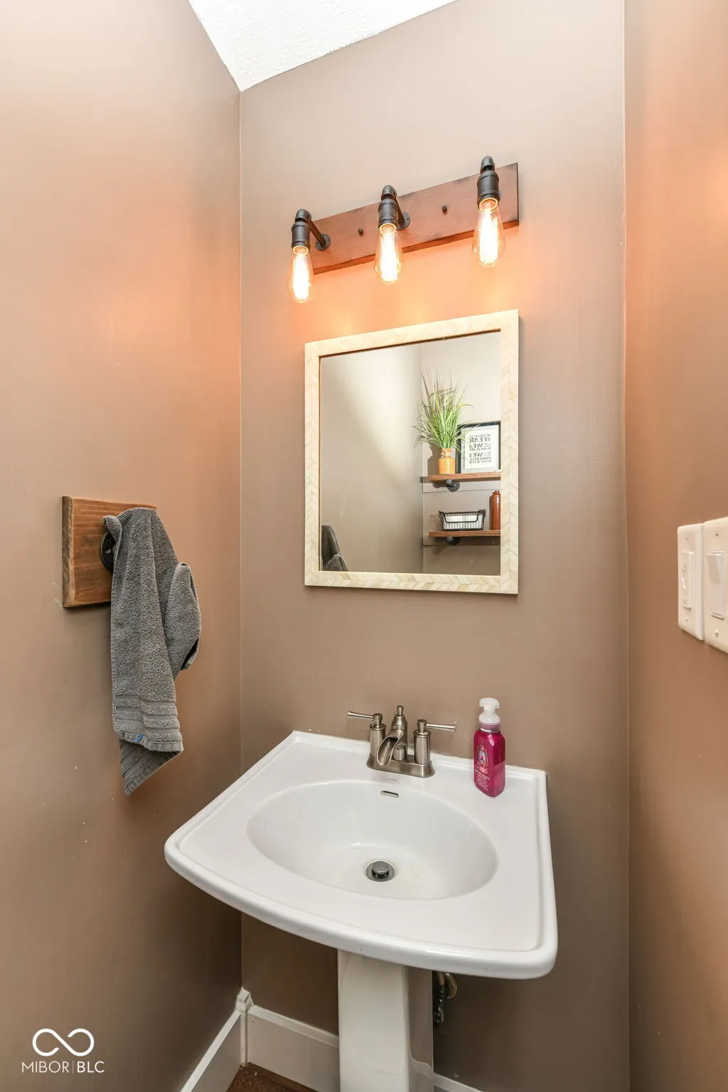 New Palestine, Indiana 46163, United States, 4 Bedrooms Bedrooms, ,3 BathroomsBathrooms,Residential,Active,221439