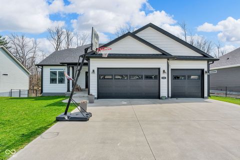 Photo of 131 Woods Edge Boulevard E, Greencastle, IN 46135 (MLS # 22087003)