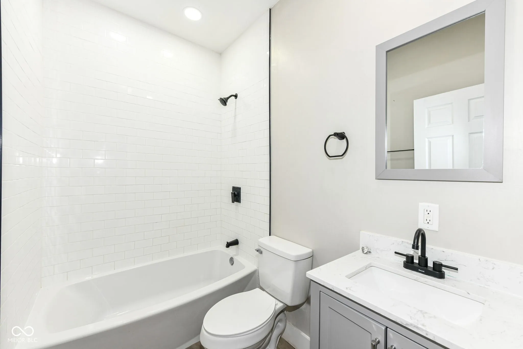 Indianapolis, Indiana 46205, United States, ,Residential,Active,160427