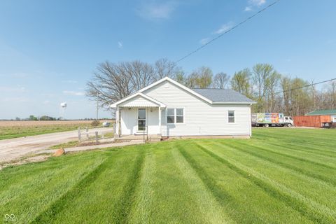 Photo of 728 N 650 E, Columbus, IN 47203 (MLS # 22094501)