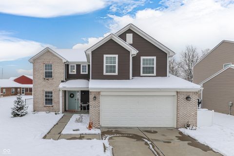 Photo of 814 Cherry Tree Lane, Greenwood, IN 46143 (MLS # 22075672)