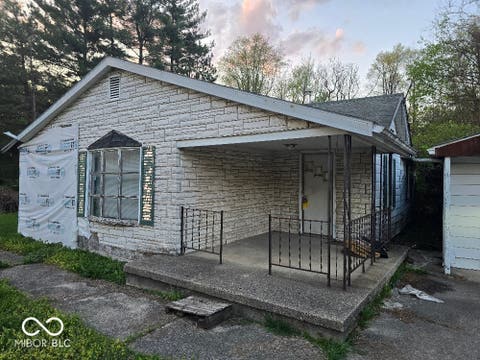 Photo of 1112-1114 W Washington Street, Alexandria, IN 46001 (MLS # 22096839)