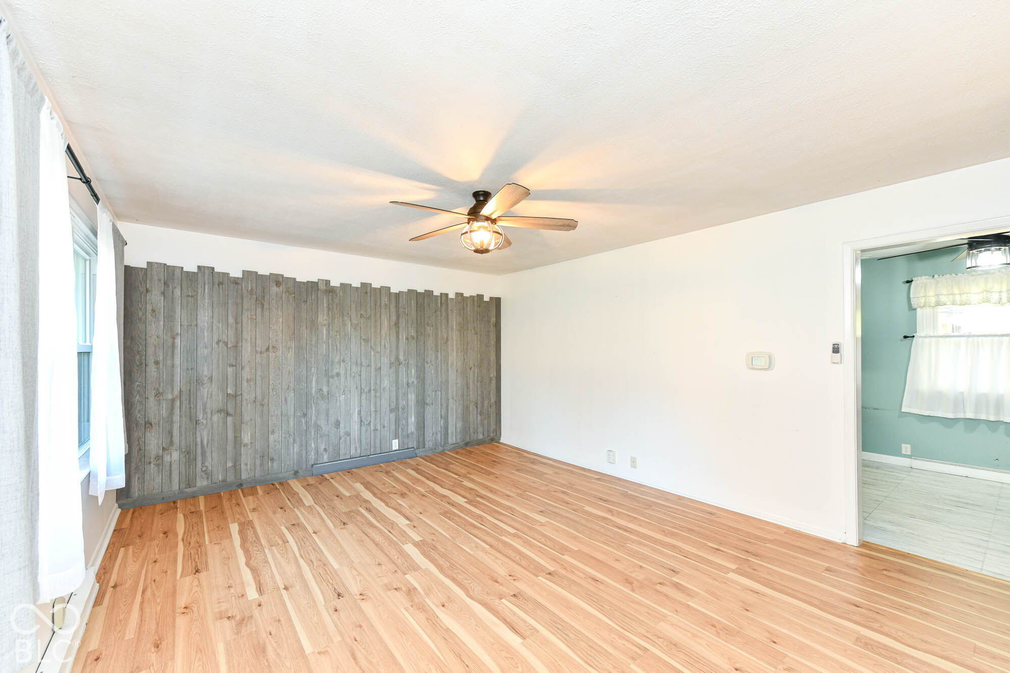 2335 E Loretta Drive