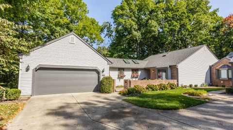 Photo of 1732 Creekside Lane W, Carmel, IN 46032 (MLS # 22051214)