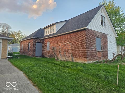Photo of 714 W Monroe Street, Alexandria, IN 46001 (MLS # 22097372)