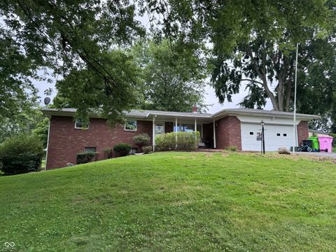 Photo of 1121 Mill Street, Crawfordsville, IN 47933 (MLS # 22076719)
