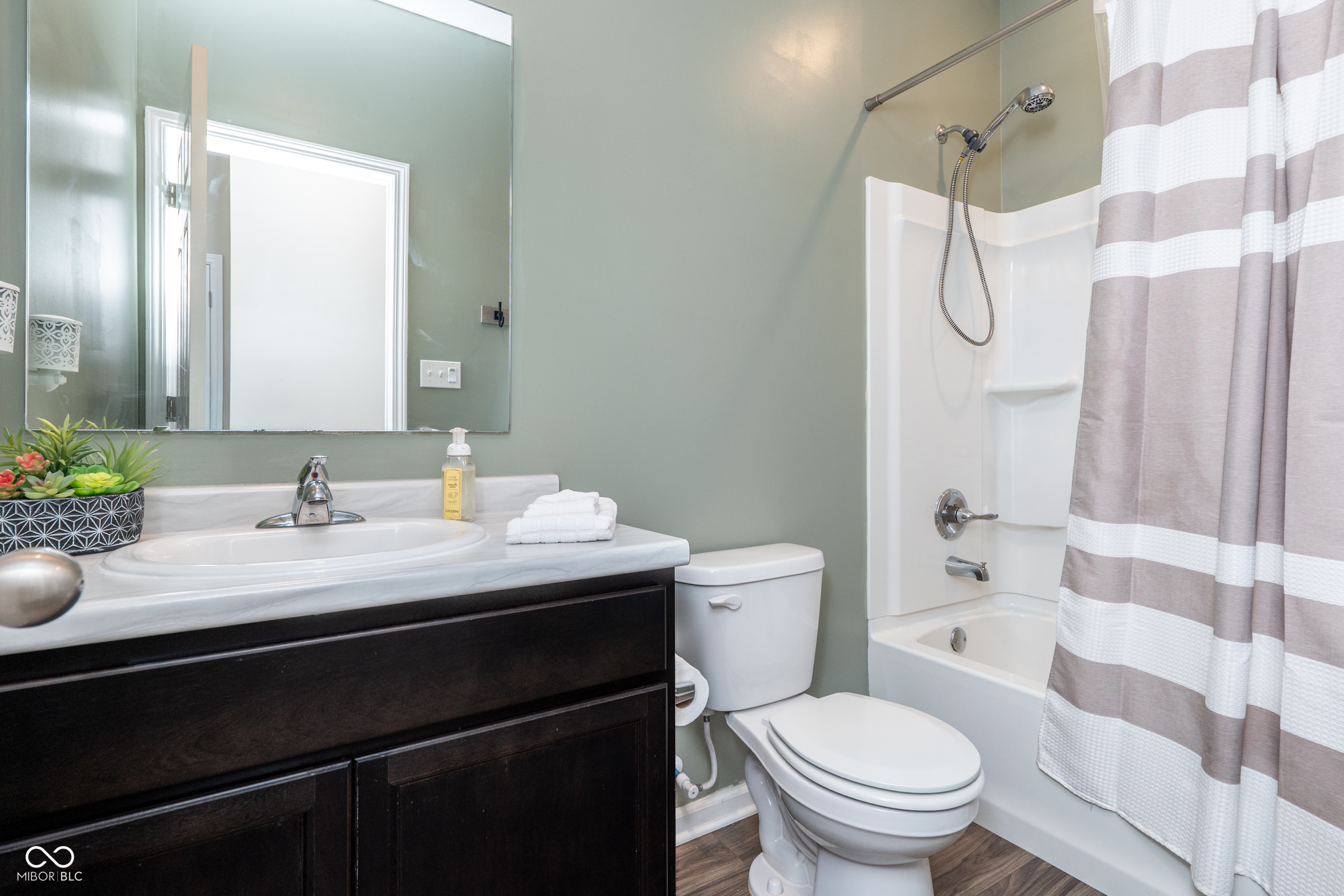 Picture for the property 22098216, 3 beds, 2 baths