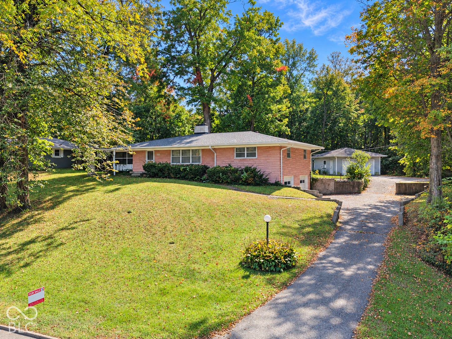 3227 E Southport