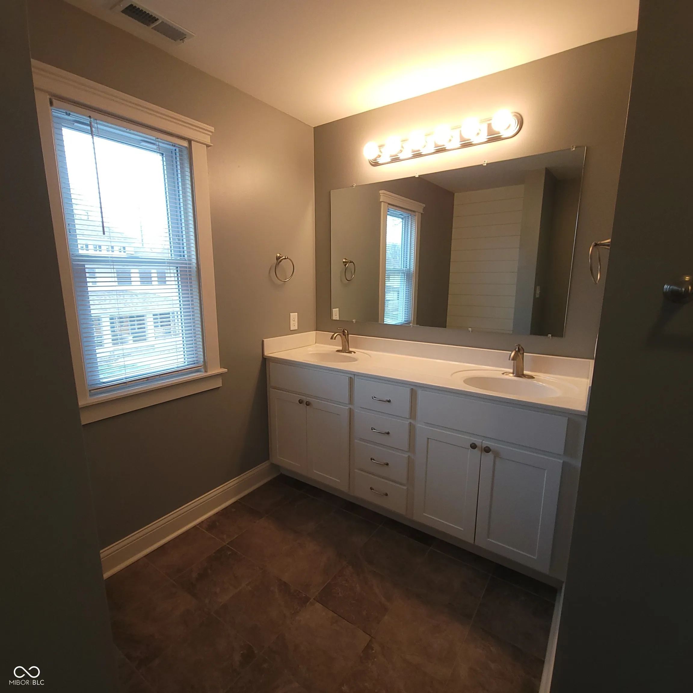 Indianapolis, Indiana 46205, United States, 3 Bedrooms Bedrooms, ,3 BathroomsBathrooms,Residential,Active,165642