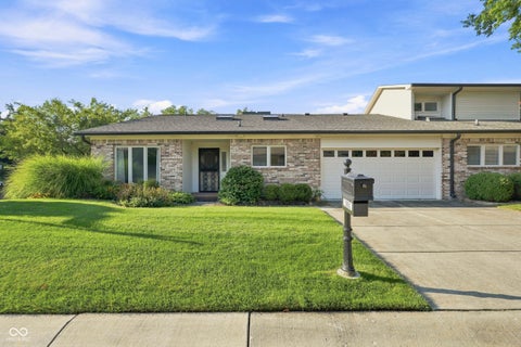 Photo of 1051 Andalusia Grove, Indianapolis, IN 46260 (MLS # 22124258)