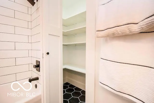 Columbus, Indiana 47203, United States, 6 Bedrooms Bedrooms, ,4 BathroomsBathrooms,Residential,Pending,46624