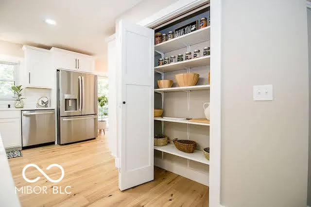 Columbus, Indiana 47203, United States, 6 Bedrooms Bedrooms, ,4 BathroomsBathrooms,Residential,Pending,46624