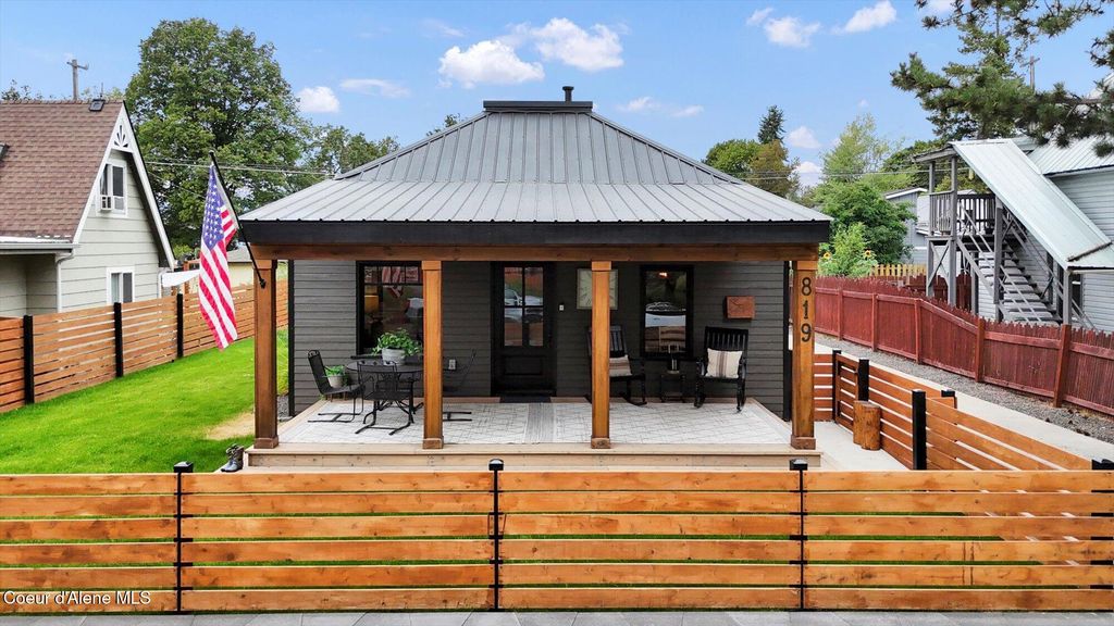 Photo of 819 7TH St, Coeur dAlene, ID 83814 (MLS # 25-8536)