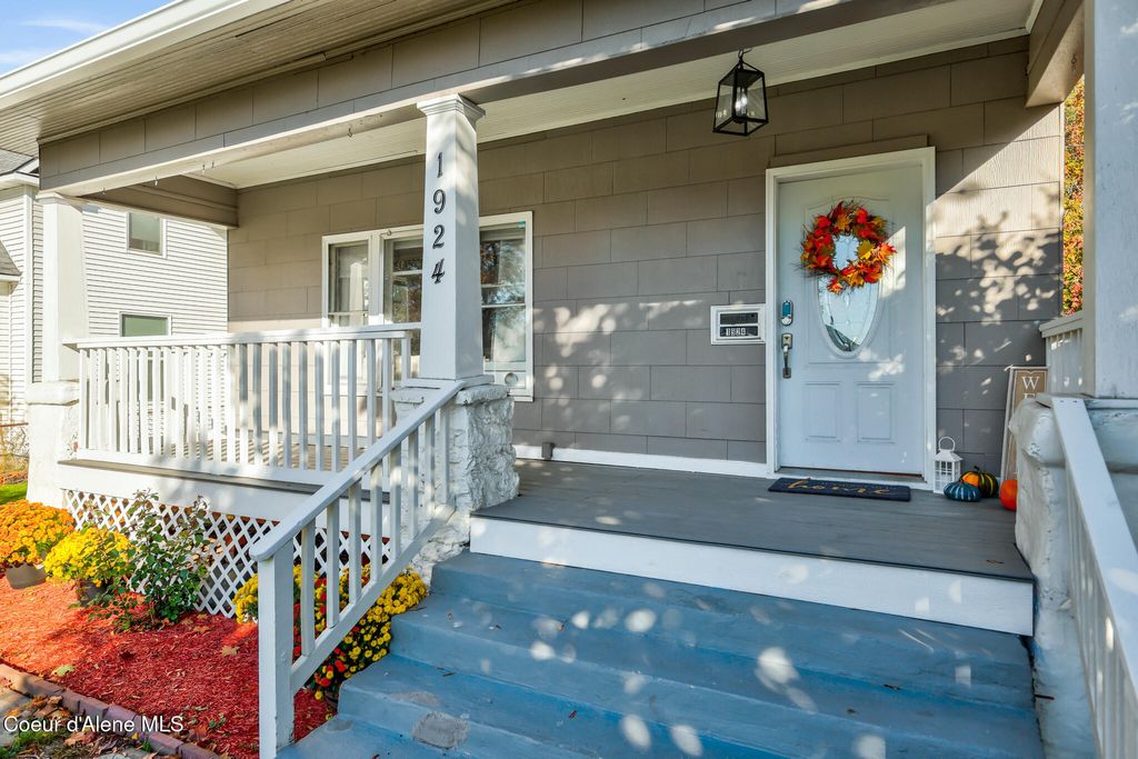 Photo of 1924 Indiana Ave, Spokane, WA 99205 (MLS # 25-10508)