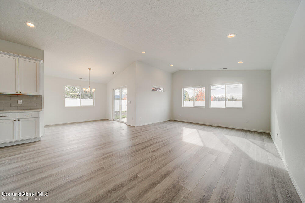 Hayden, Idaho 83835, United States, 3 Bedrooms Bedrooms, ,2 BathroomsBathrooms,Residential,Pending,33389