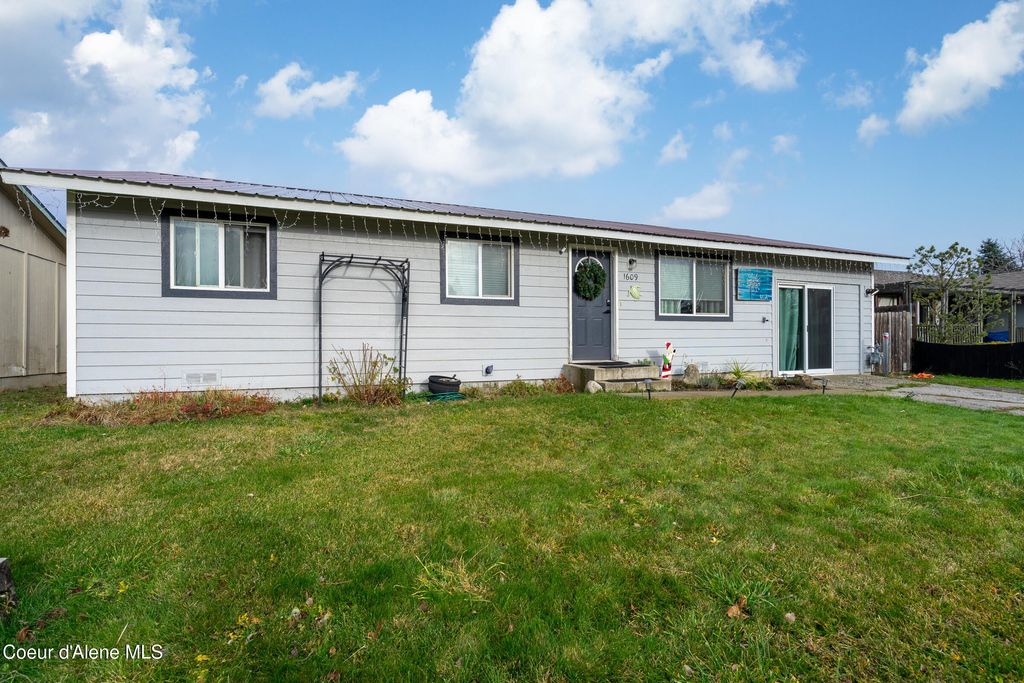 Photo of 1609 Park Ln, Post Falls, ID 83854 (MLS # 25-11511)