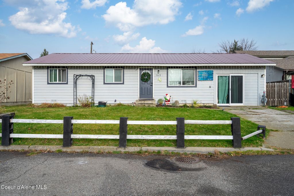 Photo of 1609 Park Ln, Post Falls, ID 83854 (MLS # 25-11511)