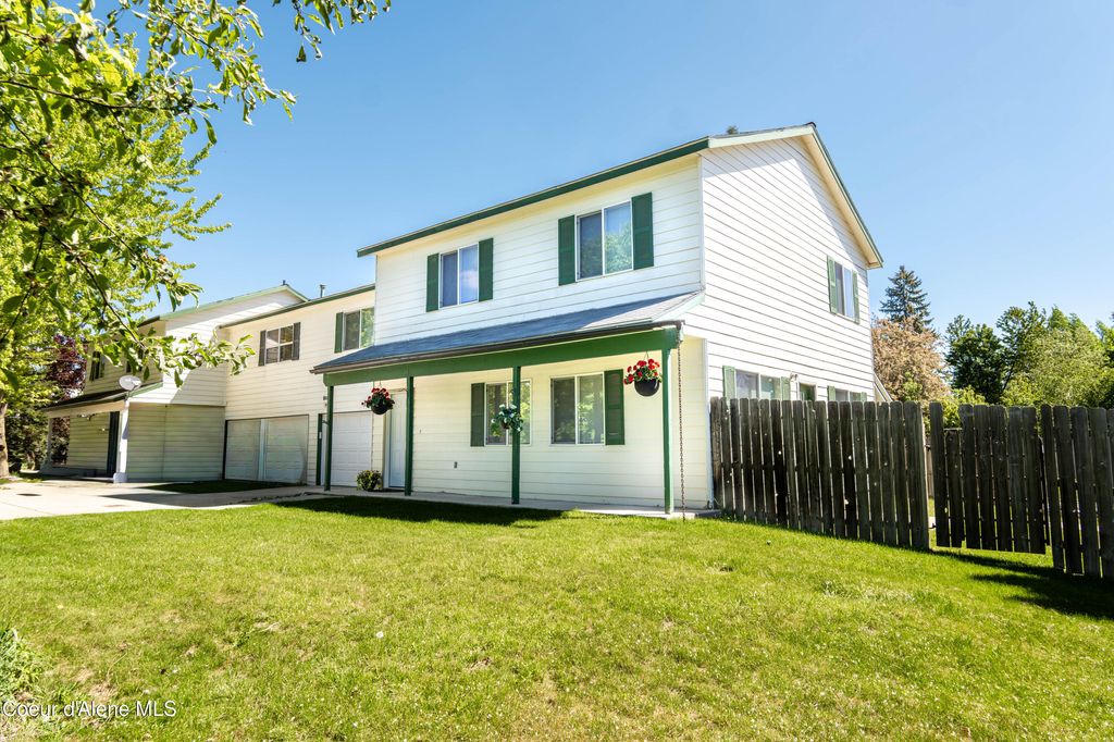 Photo of 1611 Cedar St, Sandpoint, ID 83864 (MLS # 26-4775)