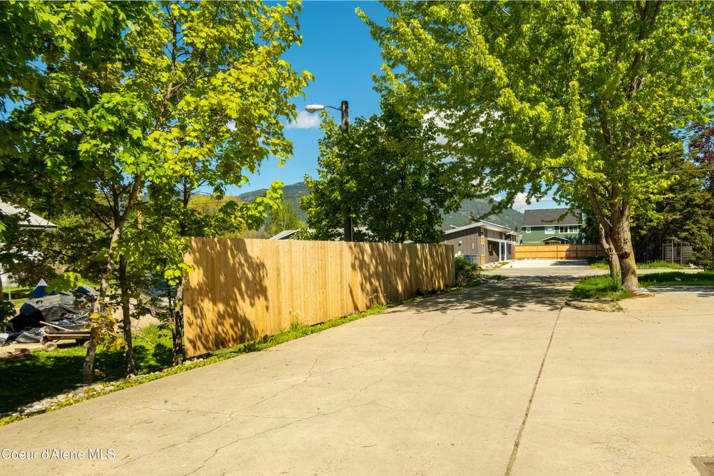 Photo of 1611 Cedar St, Sandpoint, ID 83864 (MLS # 26-4775)