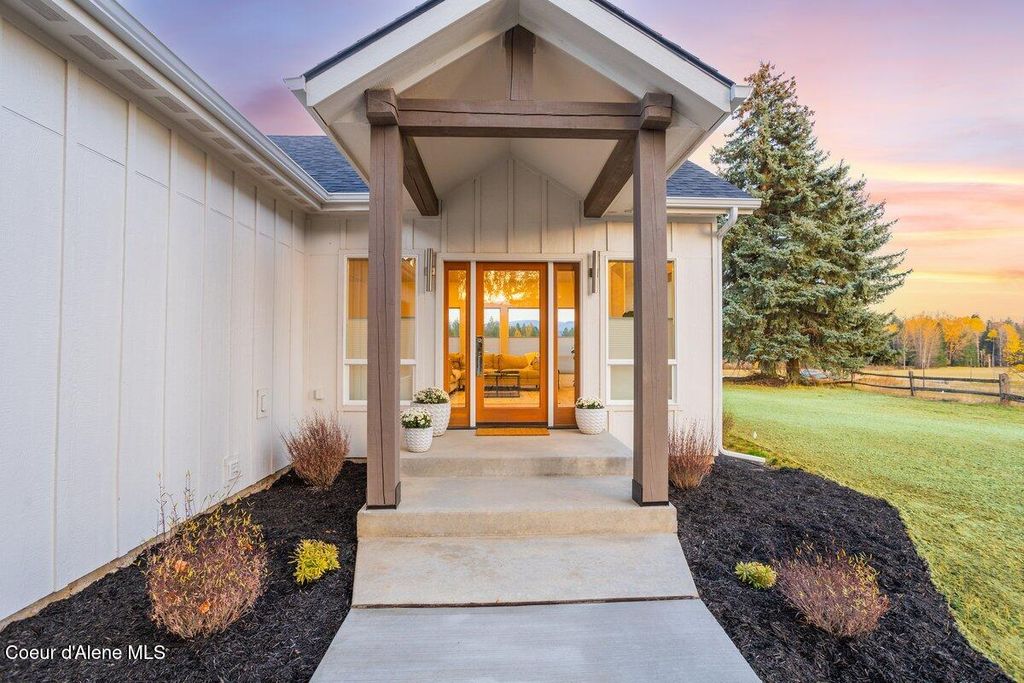 Photo of 2685 Selle Rd, Sandpoint, ID 83864 (MLS # 25-8533)