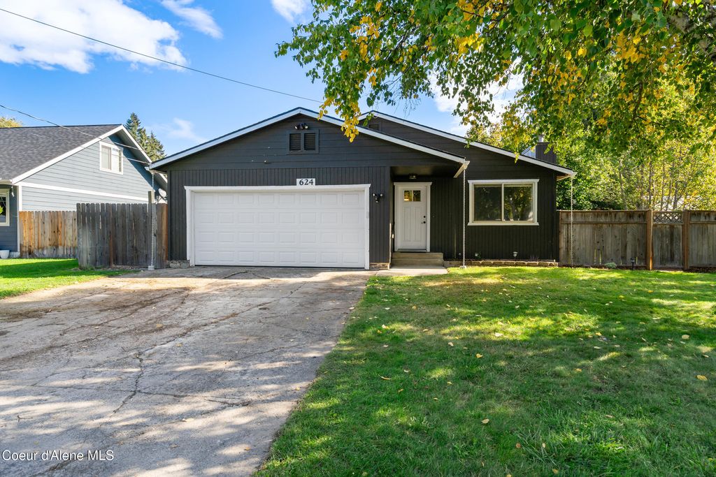 Photo of 624 Monroe Ave, Sandpoint, ID 83864 (MLS # 25-10101)