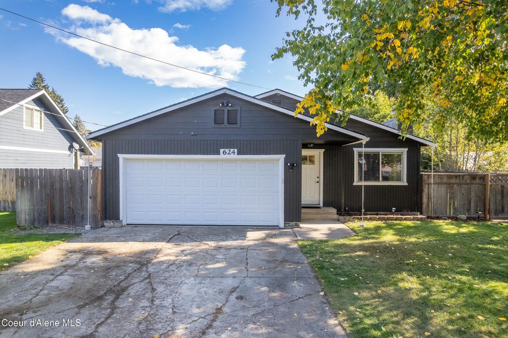 Photo of 624 Monroe Ave, Sandpoint, ID 83864 (MLS # 25-10101)