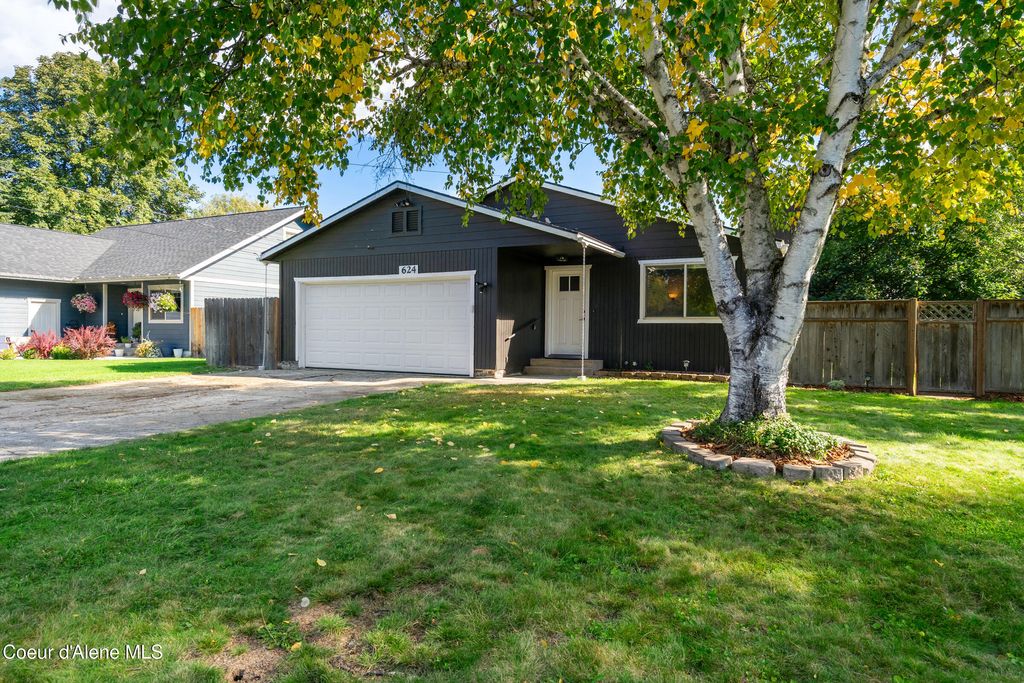 Photo of 624 Monroe Ave, Sandpoint, ID 83864 (MLS # 25-10101)