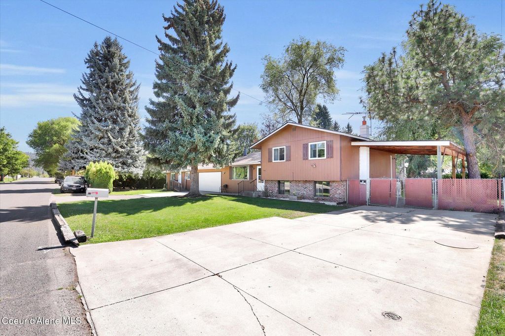 Photo of 860 HOFFMAN Ave, Coeur dAlene, ID 83815 (MLS # 25-8902)