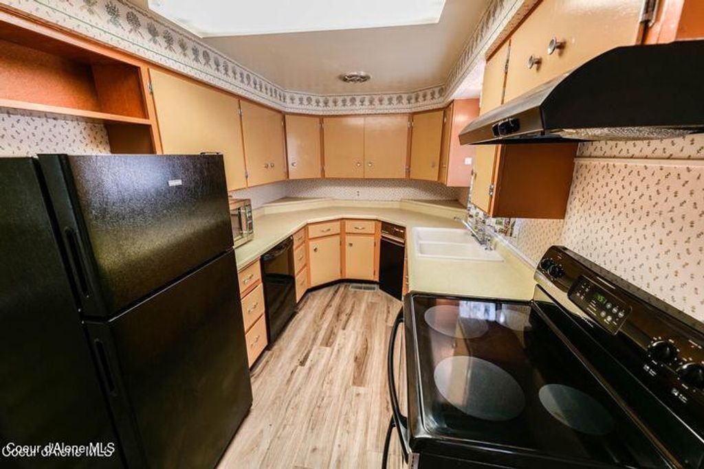 Photo of 112 2nd, Silverton, ID 83867 (MLS # 25-11345)