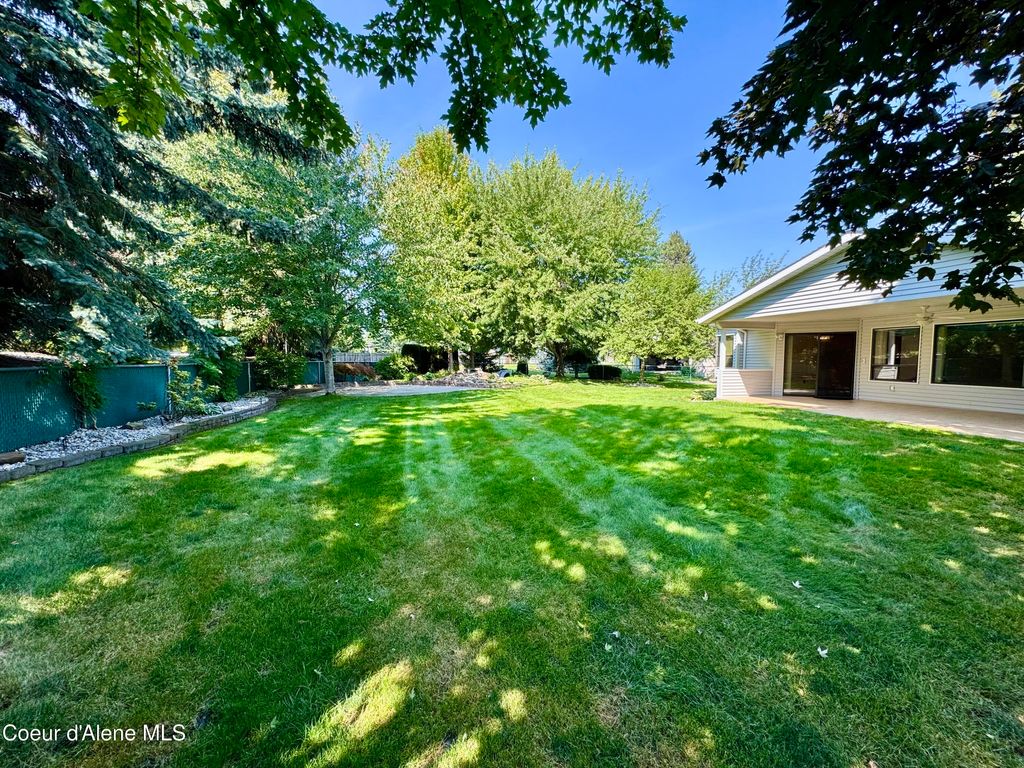 Photo of 1563 WOODLAWN Dr, Hayden, ID 83835 (MLS # 25-9254)