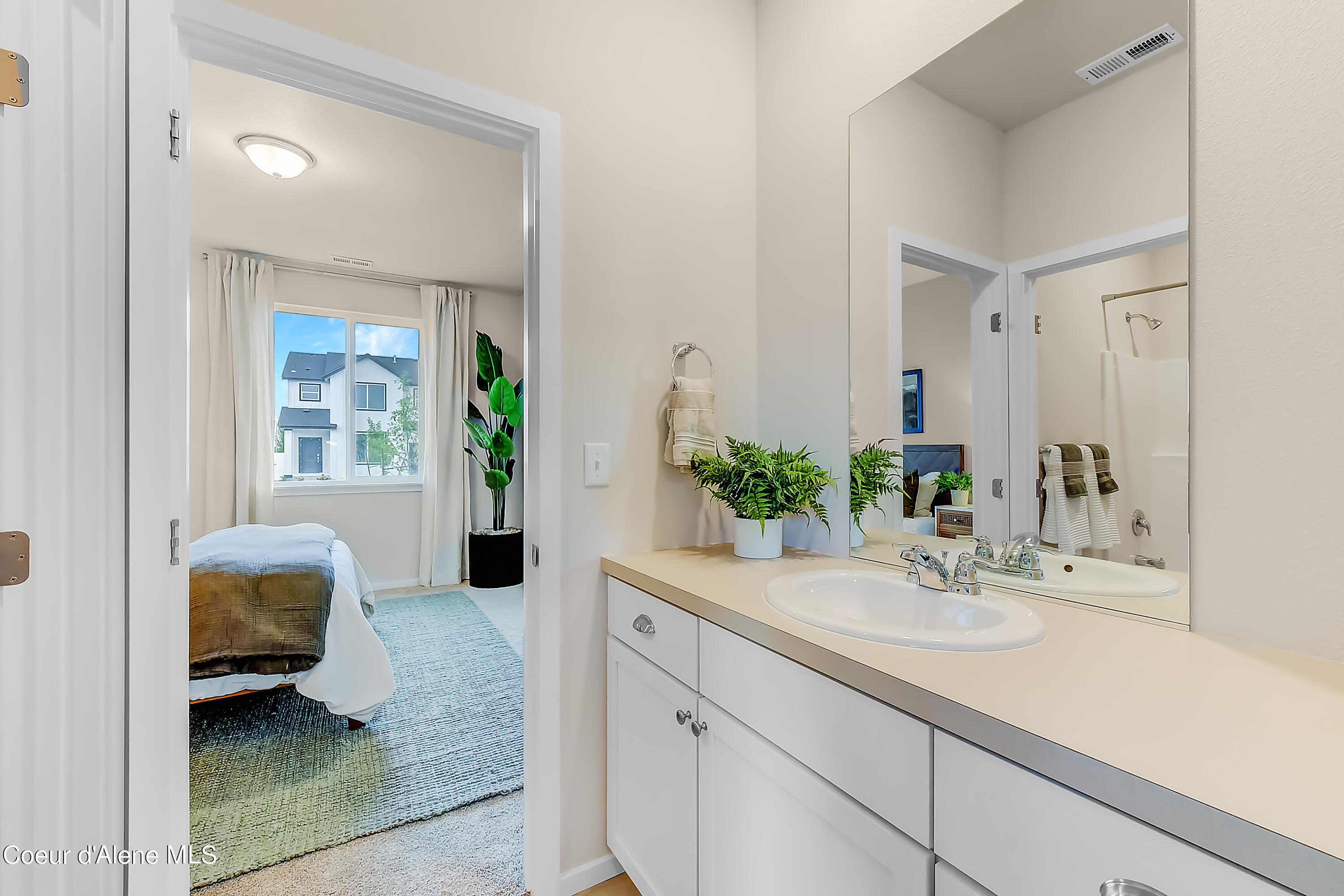 Hayden, Idaho 83835, United States, 2 Bedrooms Bedrooms, ,3 BathroomsBathrooms,Residential,Pending,55174