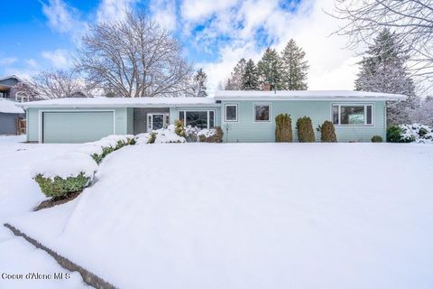 Photo of 1111 MOUNTAIN Ave, Coeur dAlene, ID 83814 (MLS # 26-416)