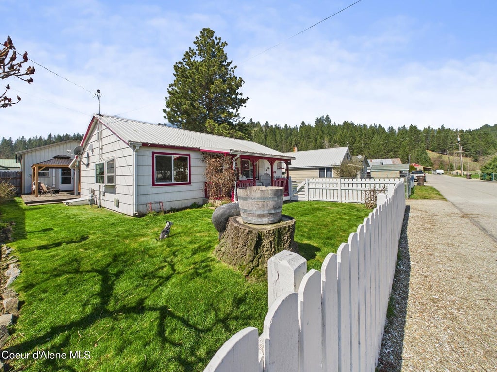 Photo of 603 Oregon, Pinehurst, ID 83850 (MLS # 26-10431)