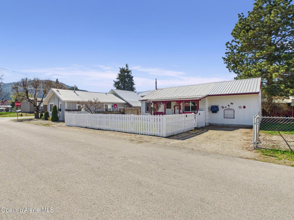 Photo of 603 Oregon, Pinehurst, ID 83850 (MLS # 26-10431)