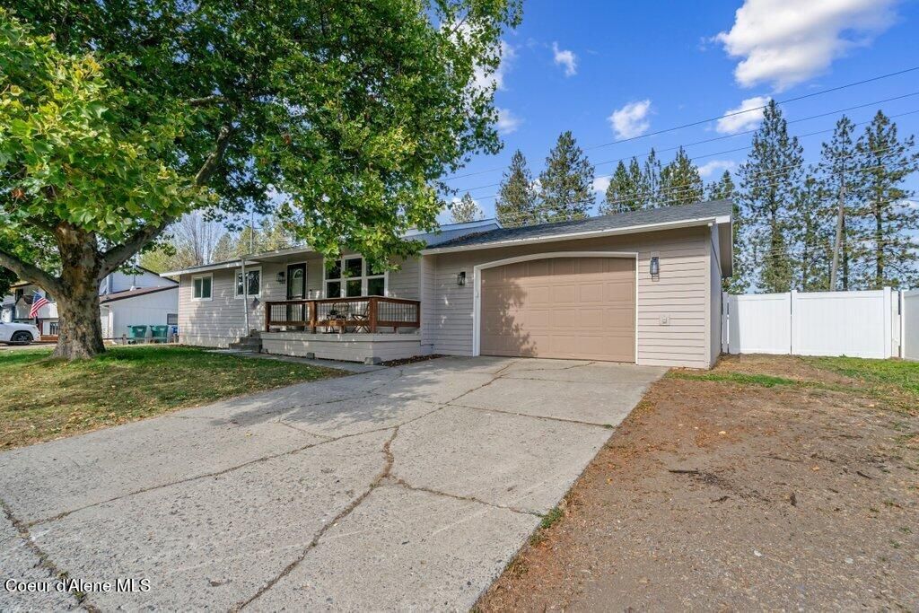 Photo of 527 23RD Ave, Post Falls, ID 83854 (MLS # 25-10257)