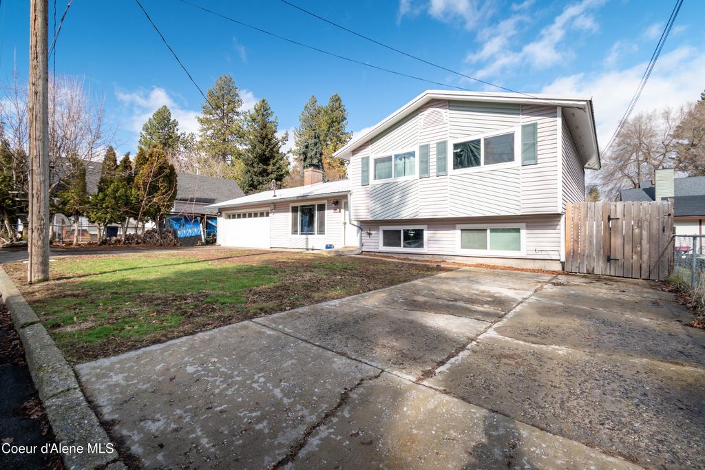 Photo of 1011 Gilbert Ave, Coeur dAlene, ID 83815 (MLS # 26-1697)