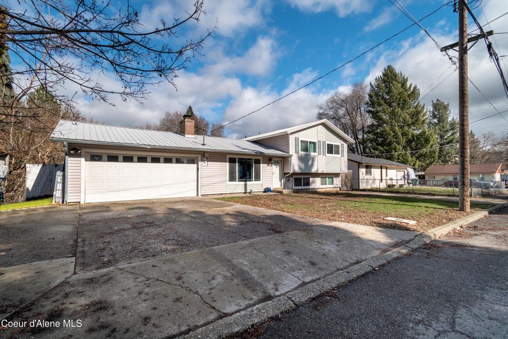 Photo of 1011 Gilbert Ave, Coeur dAlene, ID 83815 (MLS # 26-1697)