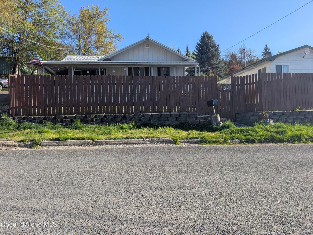 Photo of 1321 Washington Ave, St. Maries, ID 83861 (MLS # 26-4404)