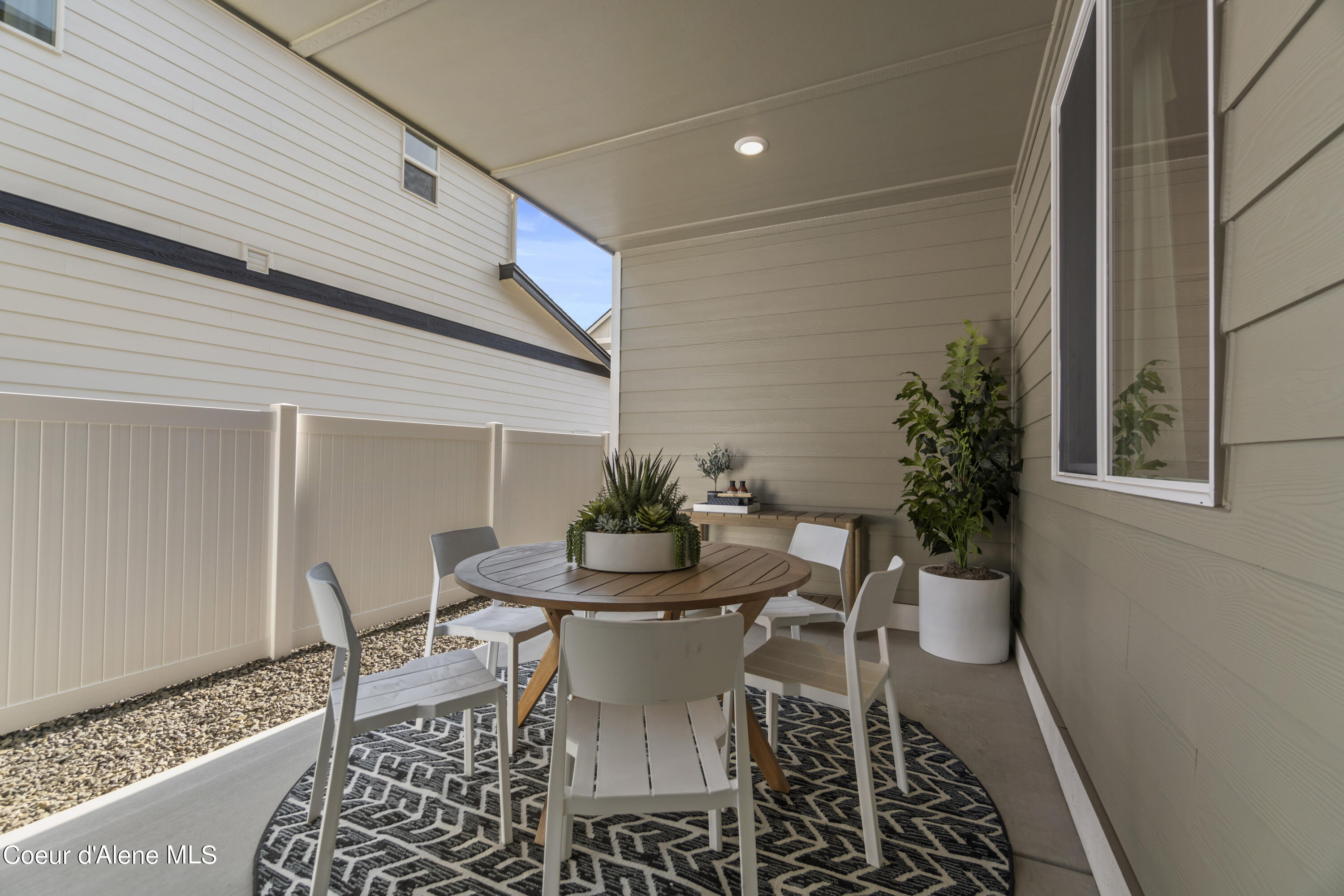 Hayden, Idaho 83835, United States, 4 Bedrooms Bedrooms, ,3 BathroomsBathrooms,Residential,Pending,47284