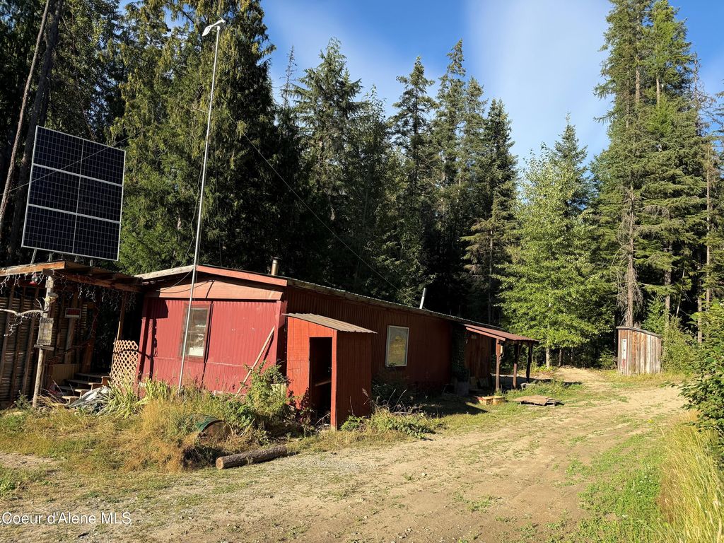 Photo of 922 Cottonwood Rd Rd, Priest River, ID 83856 (MLS # 25-8898)