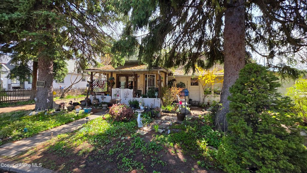 Photo of 526 Walnut Ave, Coeur dAlene, ID 83814 (MLS # 26-3795)