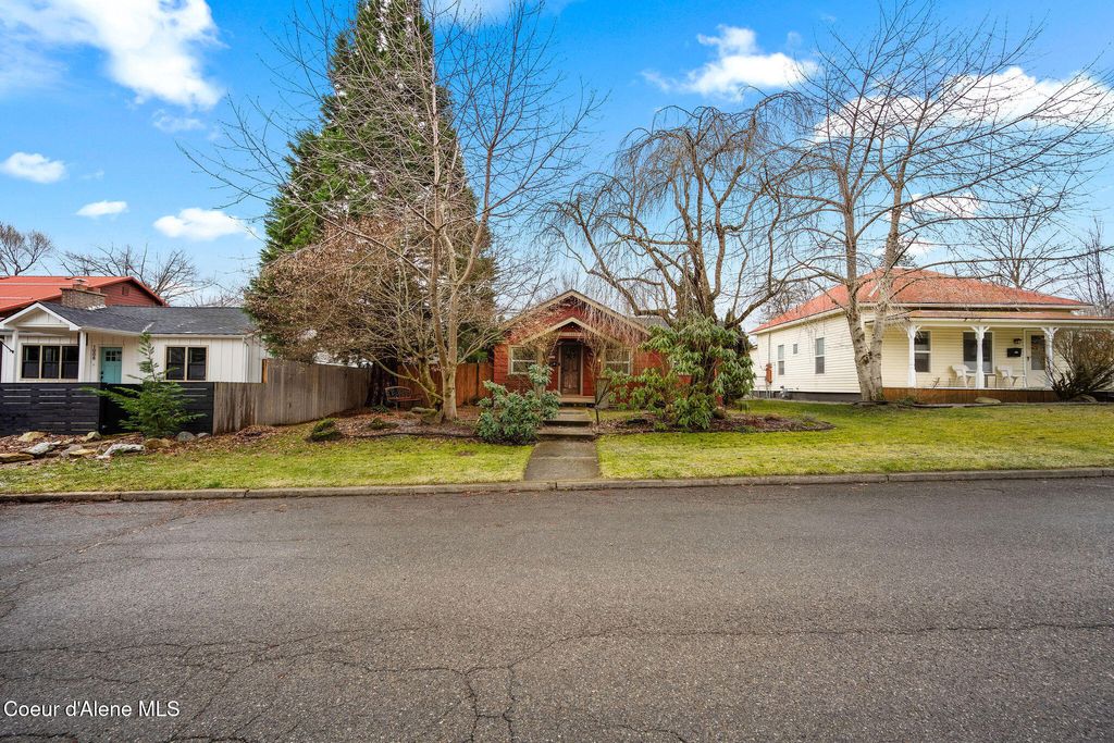 Photo of 1006 Pennsylvania Ave, Coeur dAlene, ID 83814 (MLS # 26-324)