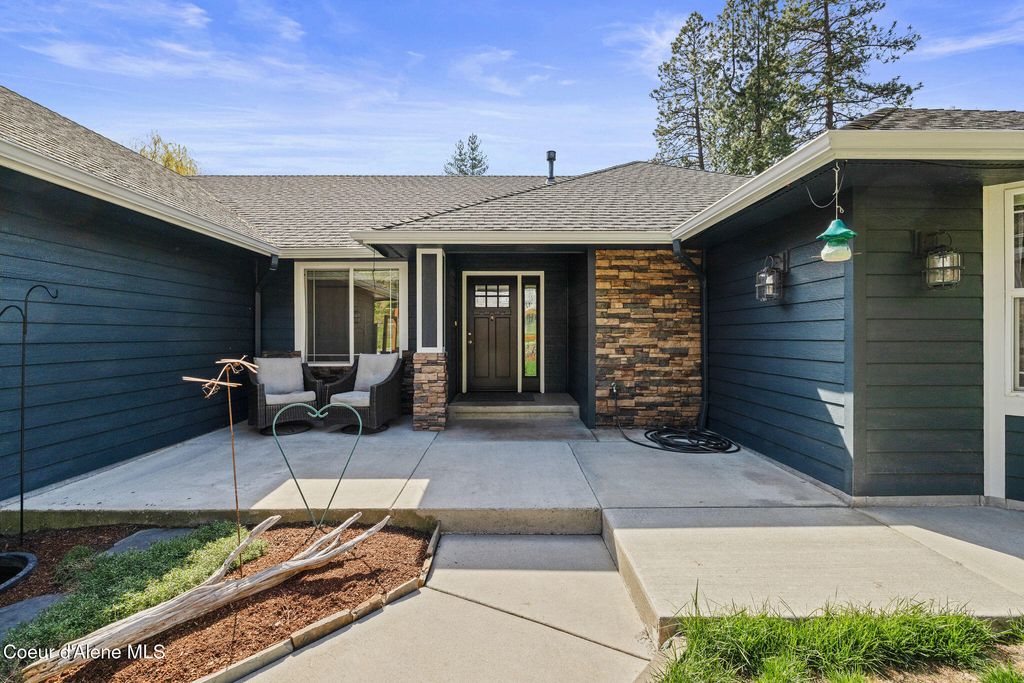 Photo of 1405 Cherrywood Dr, Coeur dAlene, ID 83814 (MLS # 26-3945)