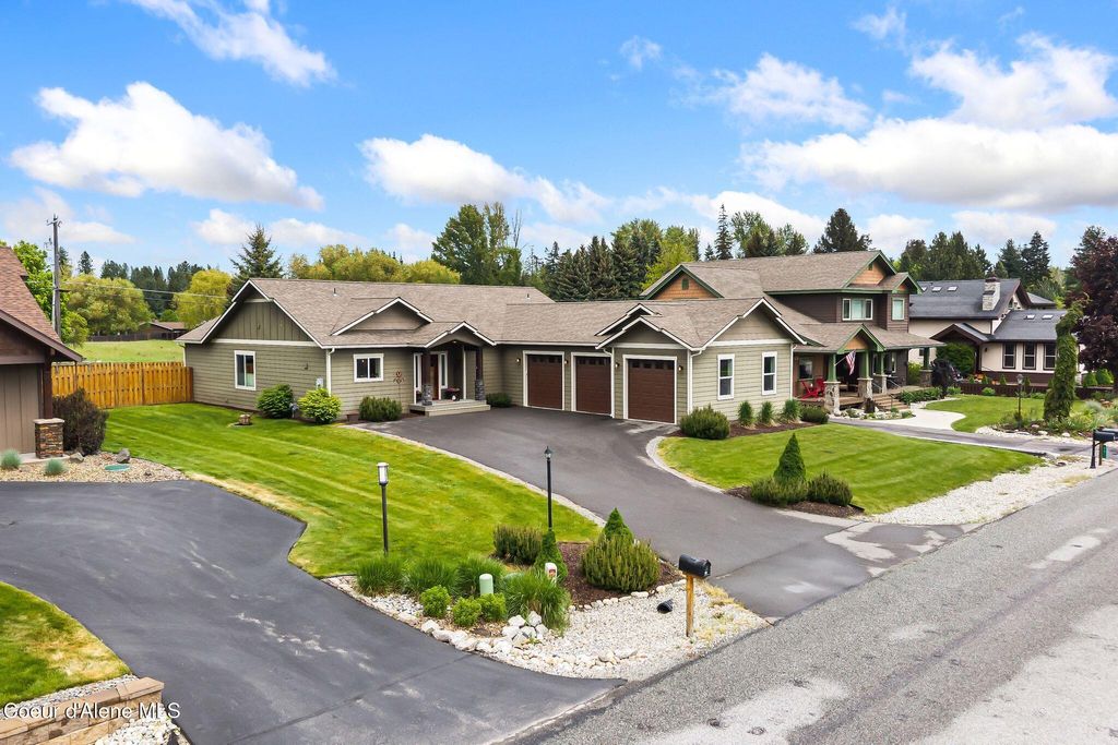 Photo of 113 Crooked Ear Dr, Sandpoint, ID 83864 (MLS # 26-5076)