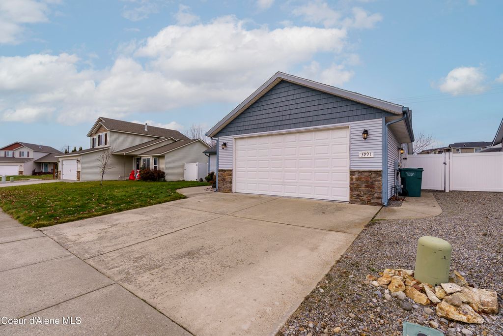 Photo of 3991 SLAZENGER Ln, Post Falls, ID 83854 (MLS # 25-11279)